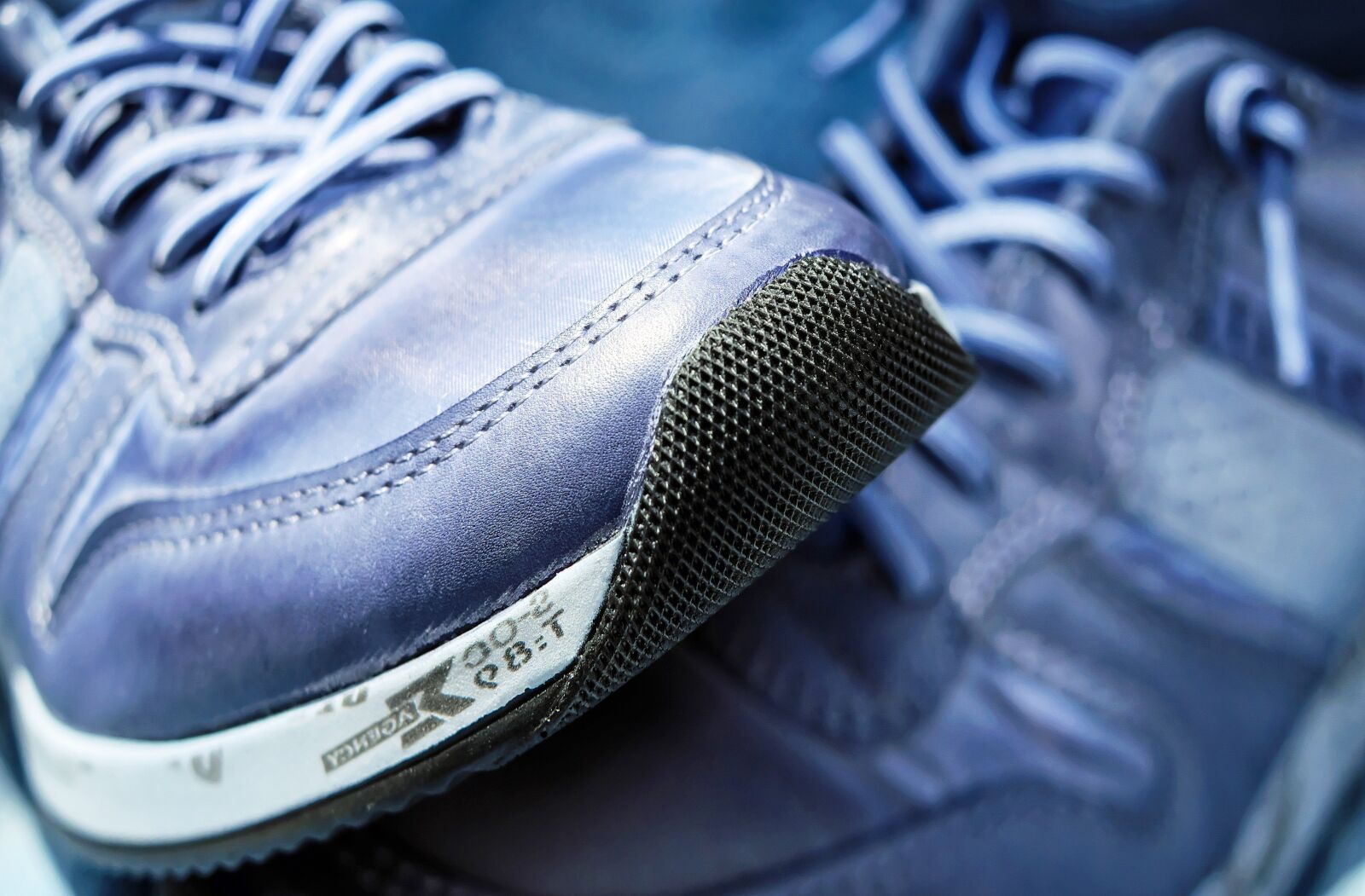 Fujifilm X-T10 + Fujifilm XF 35mm F1.4 R sample photo. Sport shoe, running shoe photography