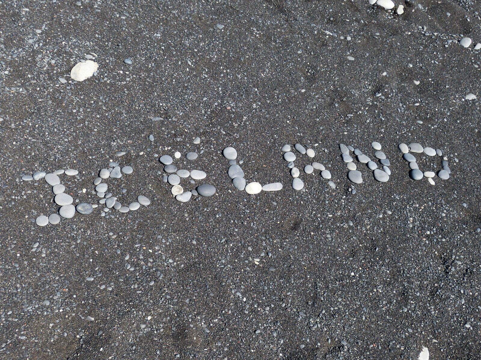 Panasonic Lumix DMC-FZ150 sample photo. Iceland, beach, pebble photography