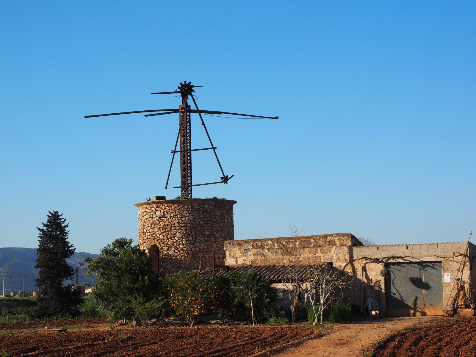 Olympus OM-D E-M1 + Olympus M.Zuiko Digital ED 12-40mm F2.8 Pro sample photo. Windmill, old, lapsed photography