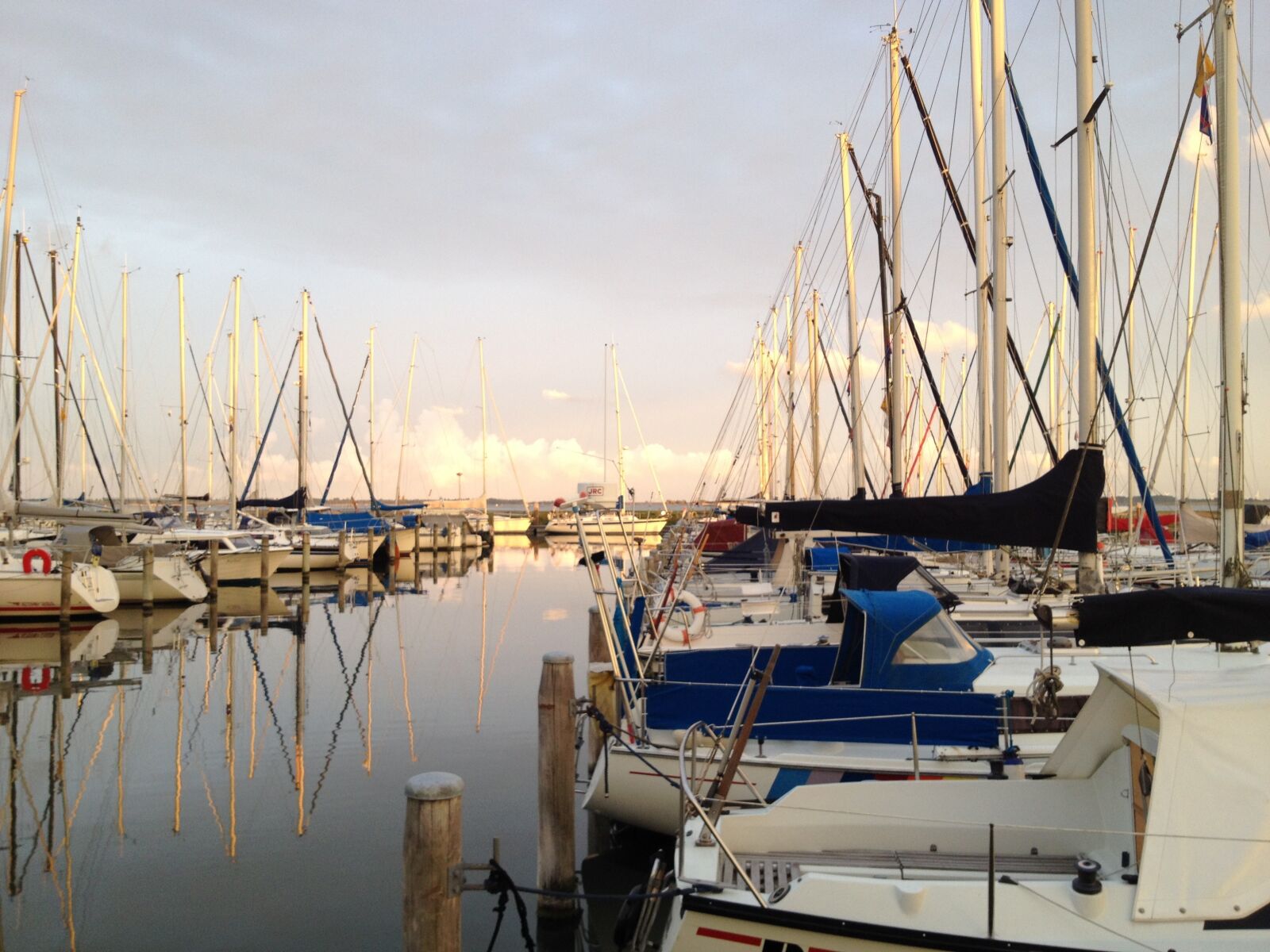 iPhone 4S back camera 4.28mm f/2.4 sample photo. Harbour, herkingen, grevelingen photography