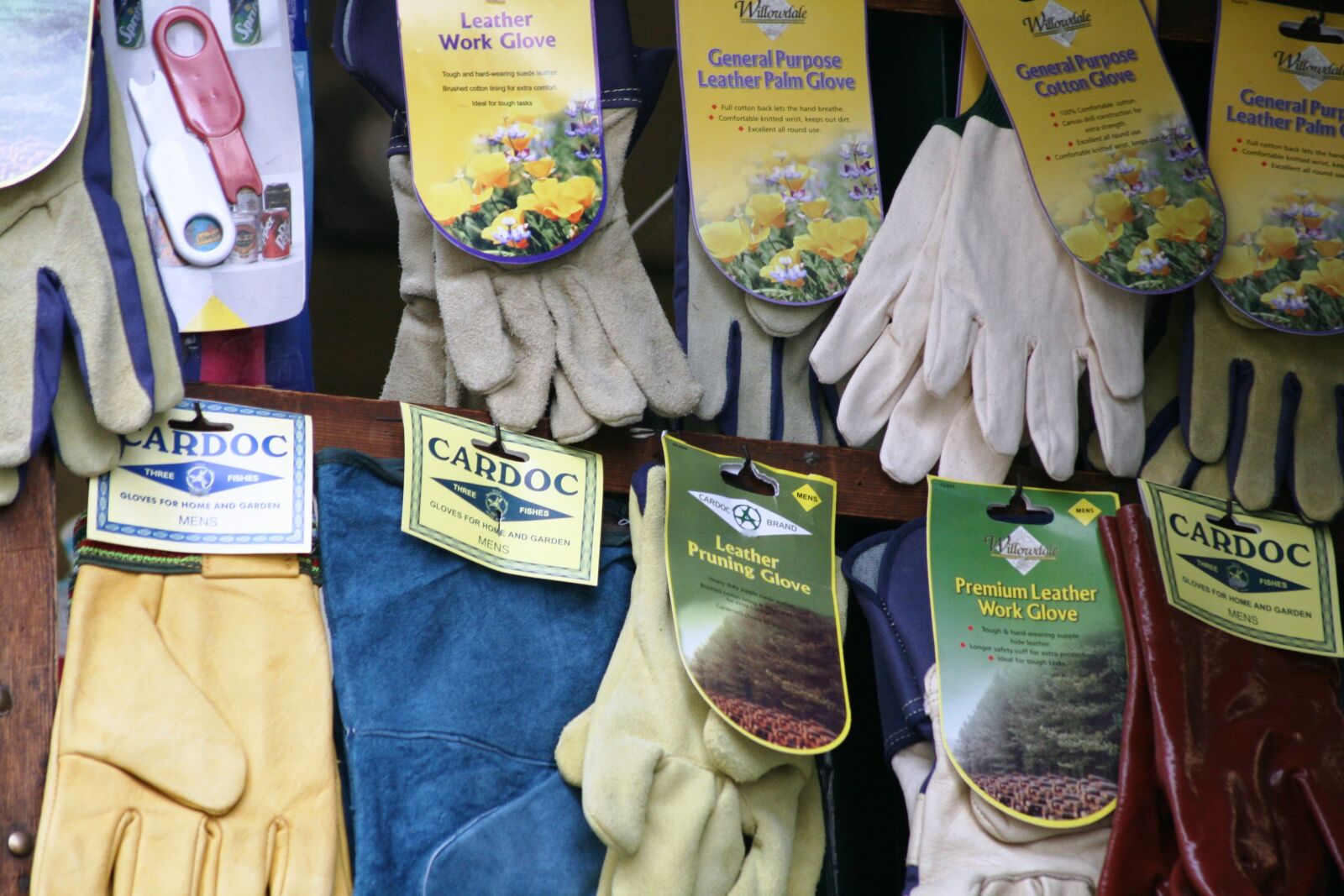 Canon EOS 400D (EOS Digital Rebel XTi / EOS Kiss Digital X) sample photo. Gloves, market, glove photography