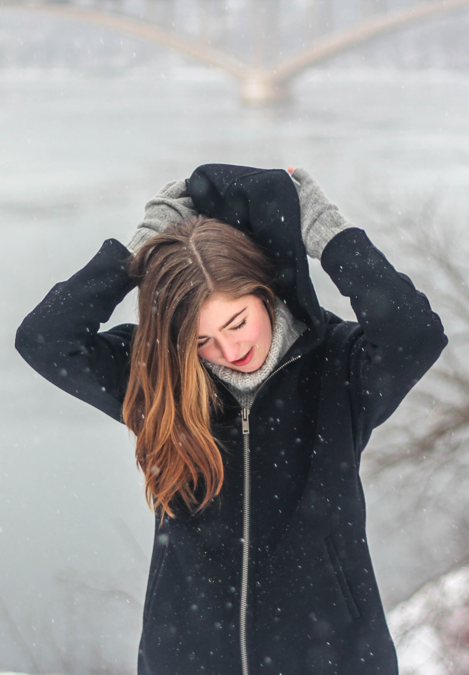 Canon EOS 550D (EOS Rebel T2i / EOS Kiss X4) sample photo. Woman, snowflakes, frozen, river photography