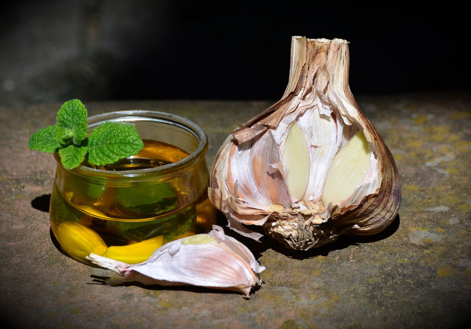 Nikon D5200 sample photo. Garlic, leek, oil photography