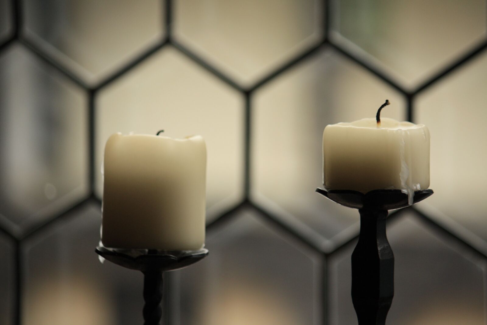 Canon EOS 450D (EOS Rebel XSi / EOS Kiss X2) sample photo. Candles, window, knight's castle photography