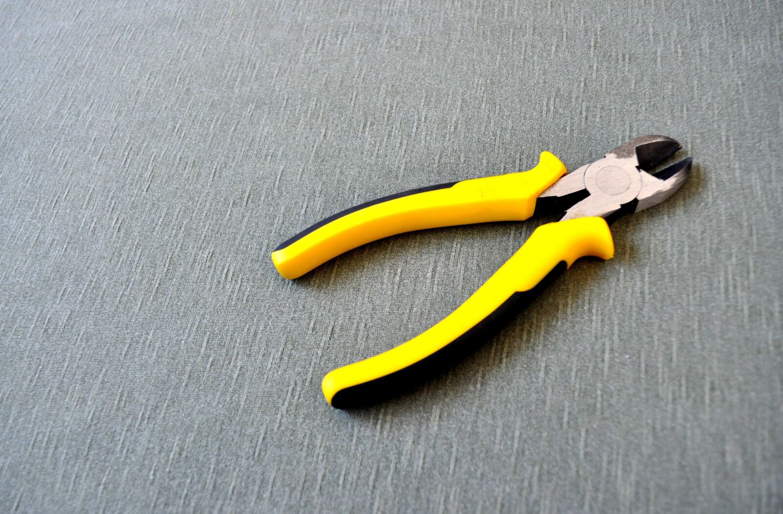 Nikon D5000 sample photo. Electrician, pliers photography