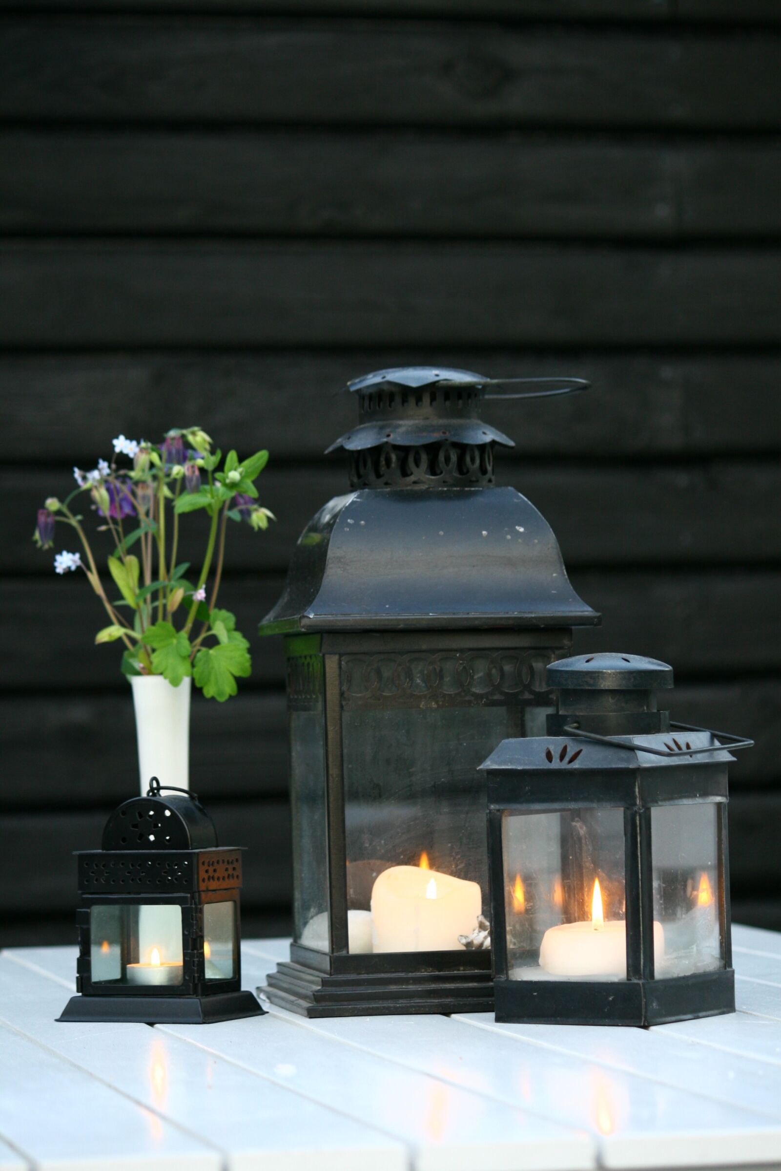 Canon EOS 400D (EOS Digital Rebel XTi / EOS Kiss Digital X) sample photo. Candles, vase, mood photography