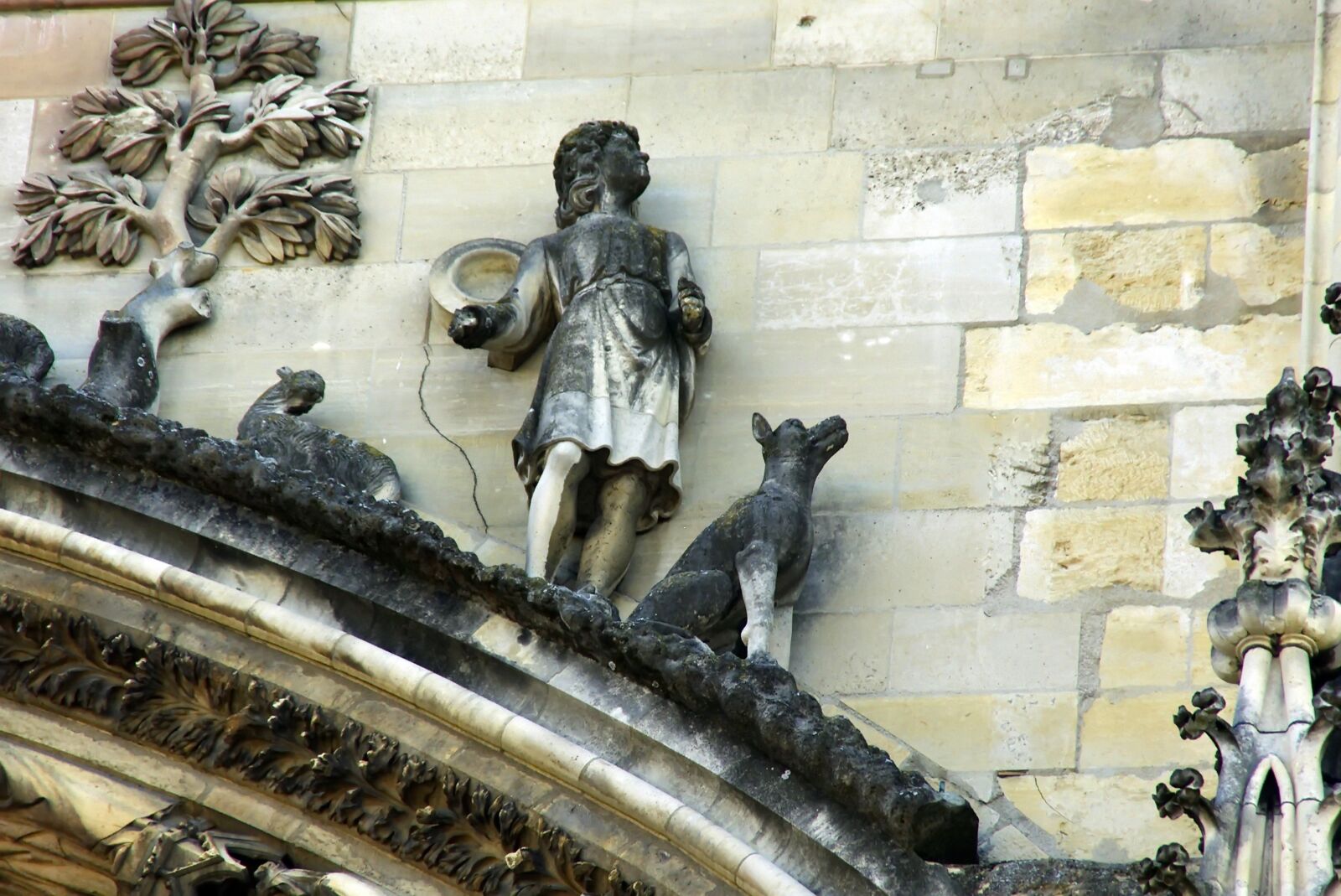 Pentax K200D sample photo. Reims, cathedral, sculpture photography