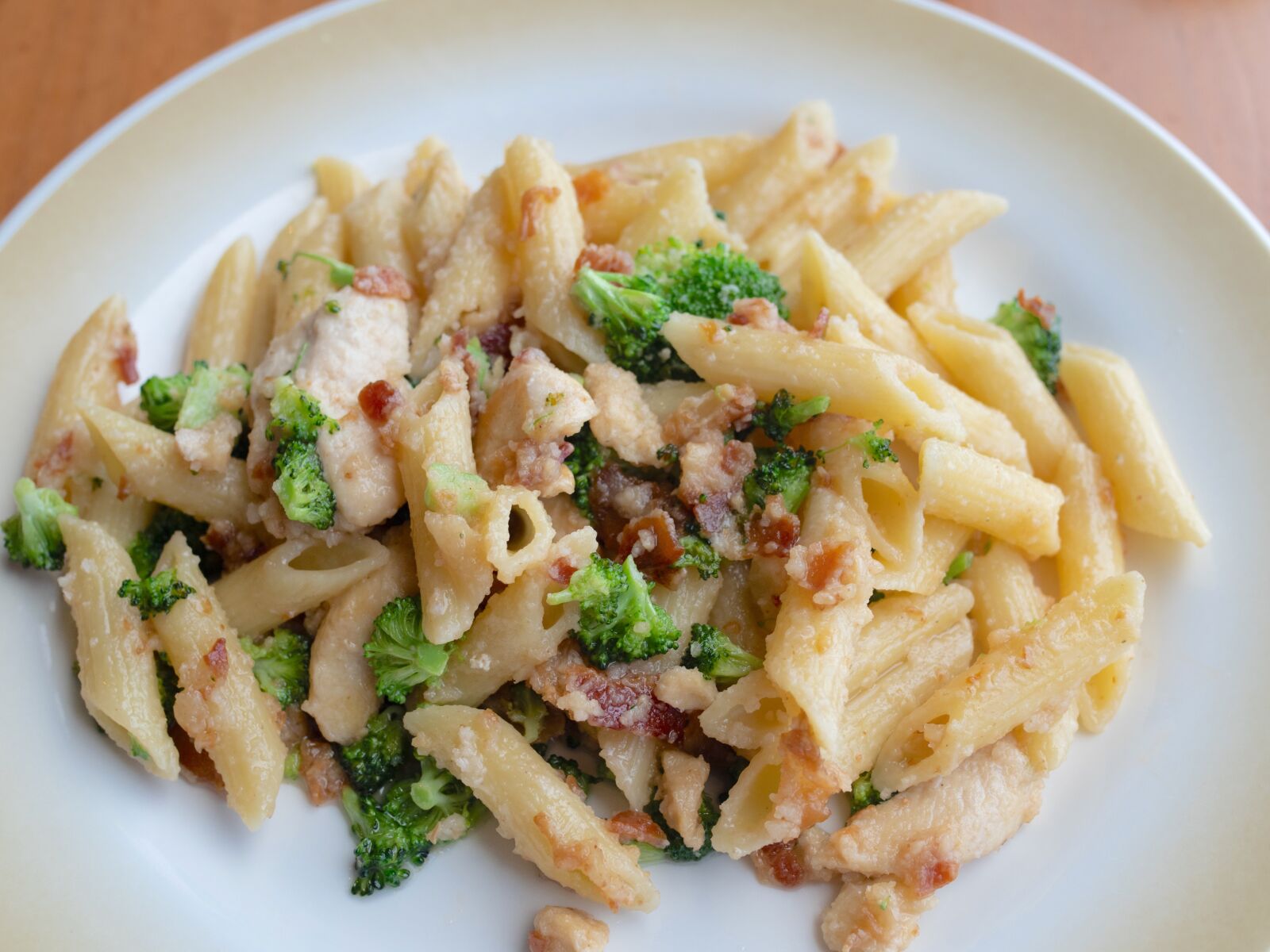 Olympus OM-D E-M1 Mark II + Olympus M.Zuiko Digital 25mm F1.8 sample photo. Pasta, broccoli, garlic photography