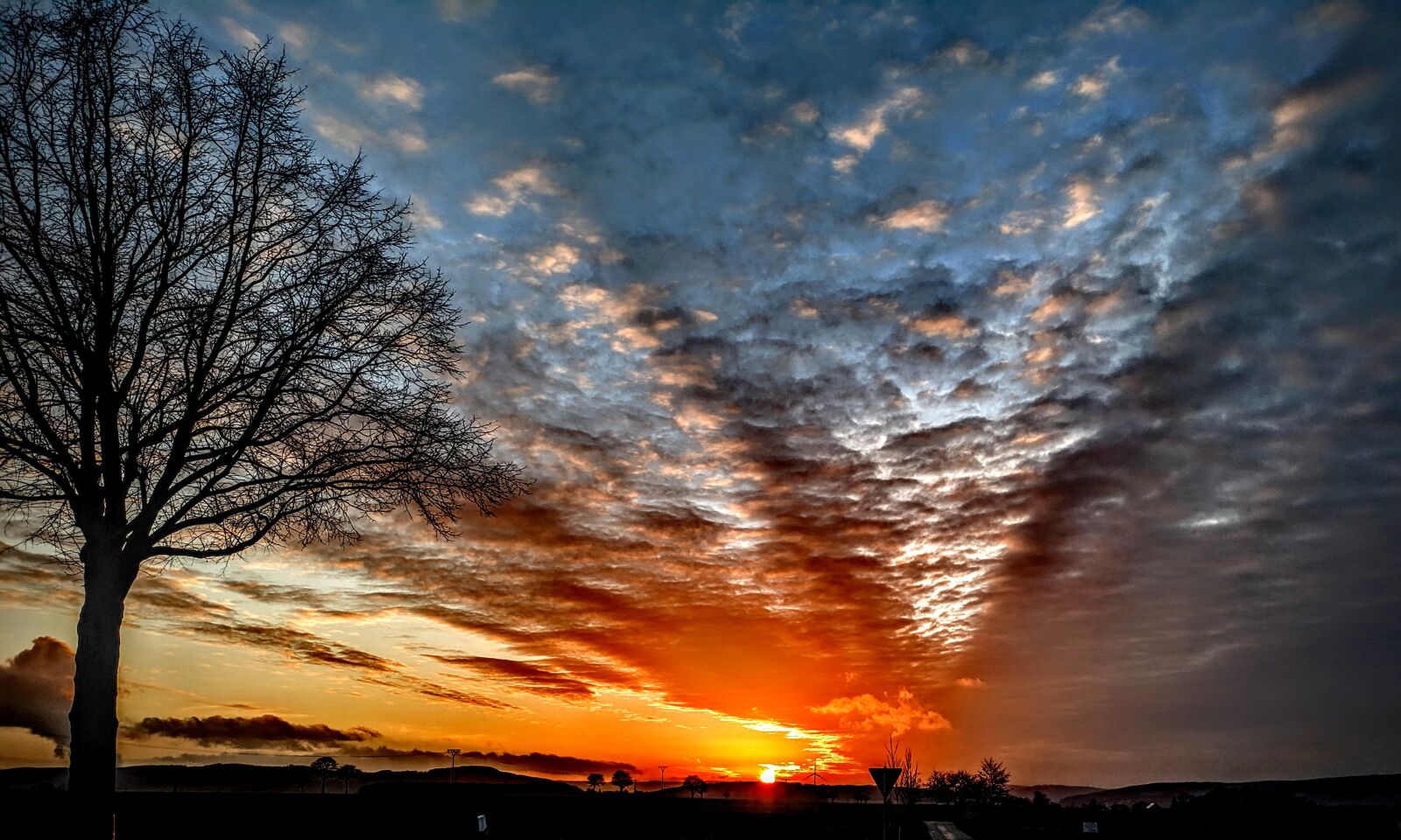 Xiaomi POCO F1 sample photo. Sun, evening, sky photography