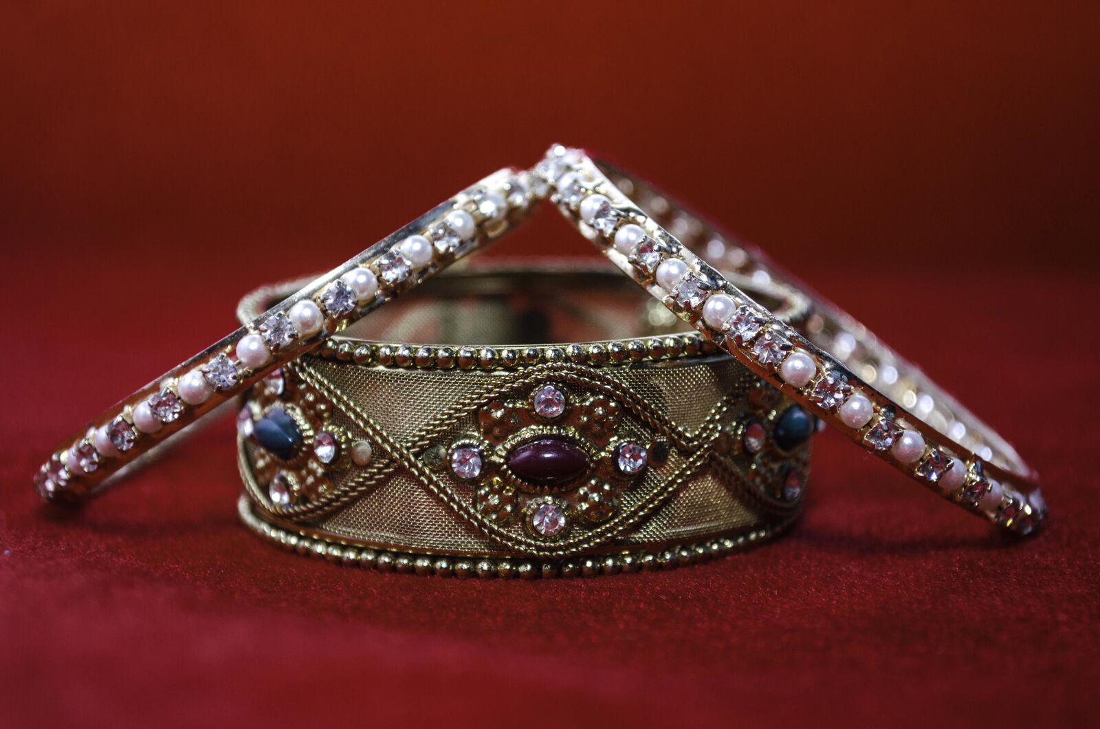 Nikon D5100 sample photo. Briliant, gold, bracelet, diamond photography