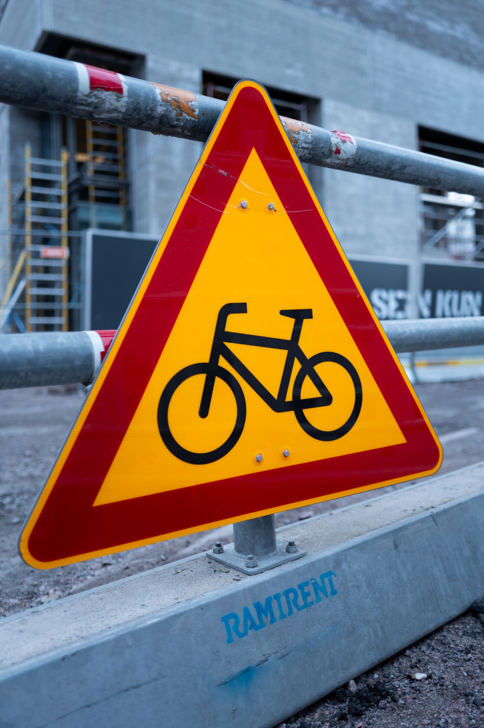 SUMMILUX 1:1.7/28 ASPH. sample photo. Bicycle warning photography