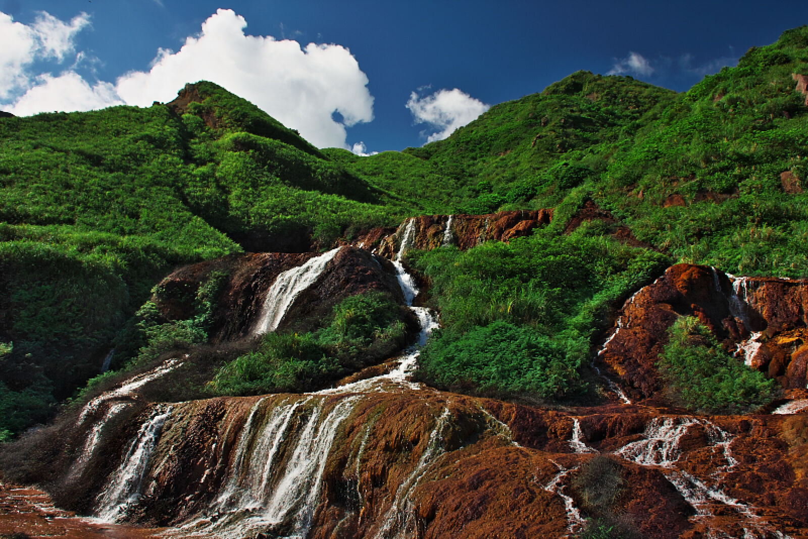 Canon EOS 40D sample photo. Mountain, covered, with, trees photography