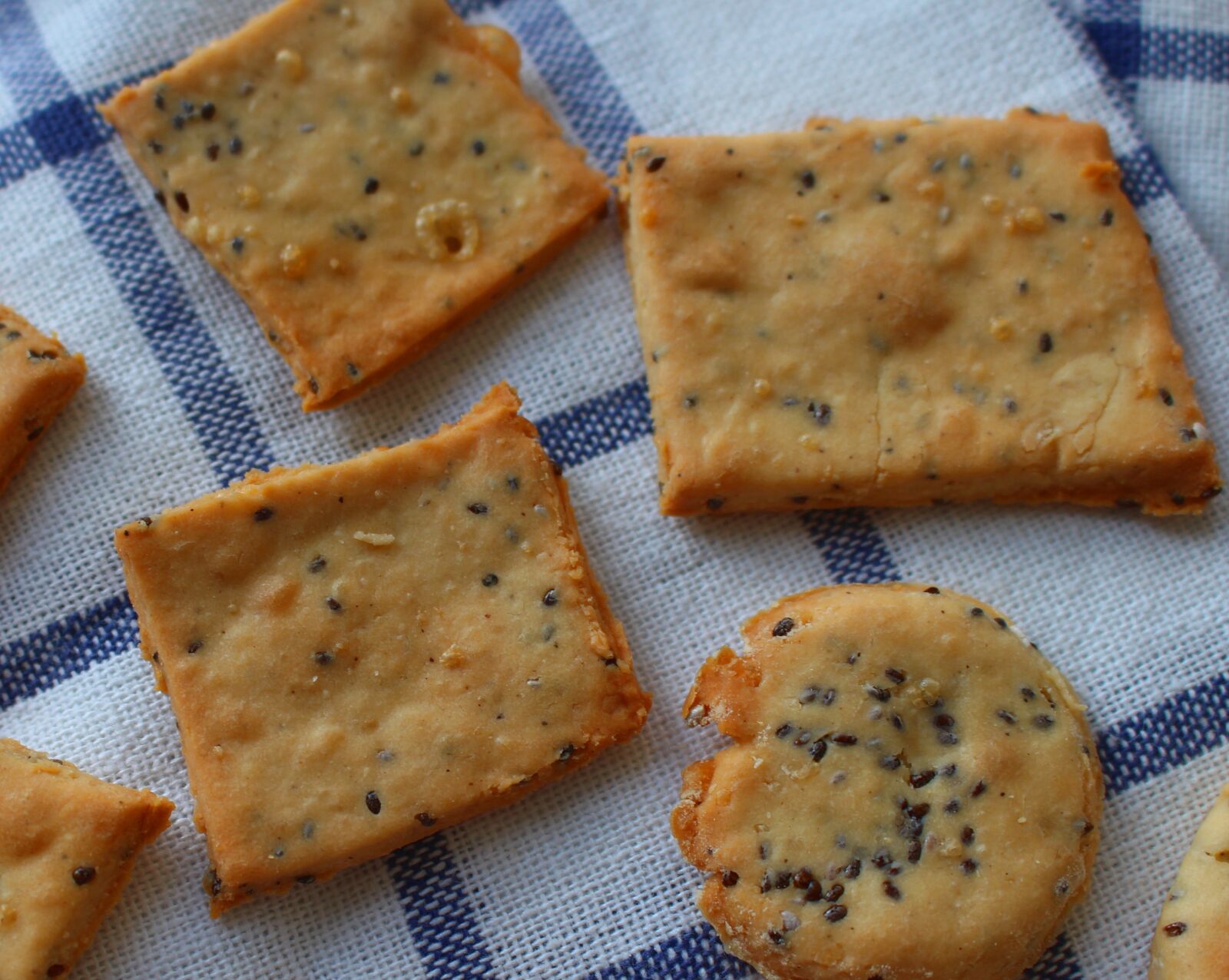 Canon EOS 700D (EOS Rebel T5i / EOS Kiss X7i) sample photo. Crackers, cookies, cracker photography