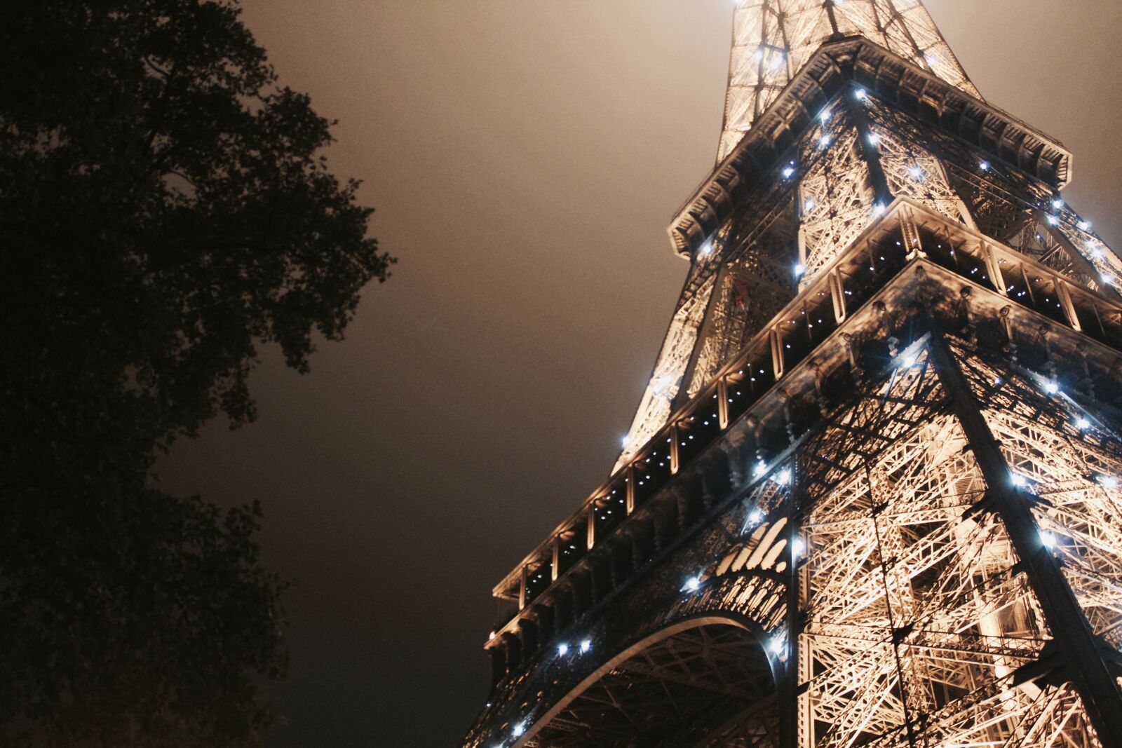 Canon EOS 1200D (EOS Rebel T5 / EOS Kiss X70 / EOS Hi) sample photo. Eiffel, tower, flash, france photography
