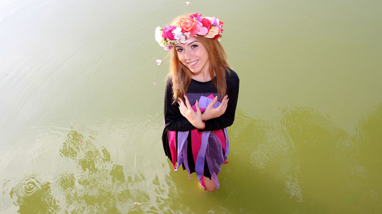 Canon EOS 700D (EOS Rebel T5i / EOS Kiss X7i) sample photo. Girl, wreath, water photography