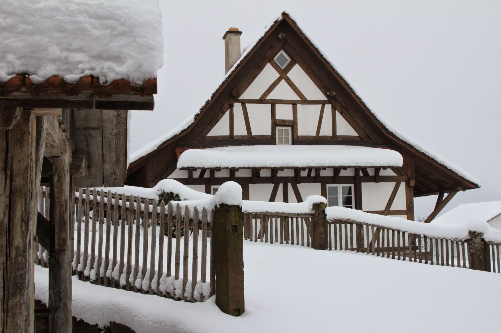 Canon EOS 600D (Rebel EOS T3i / EOS Kiss X5) sample photo. Fachwerkhaus, snow, snowy photography