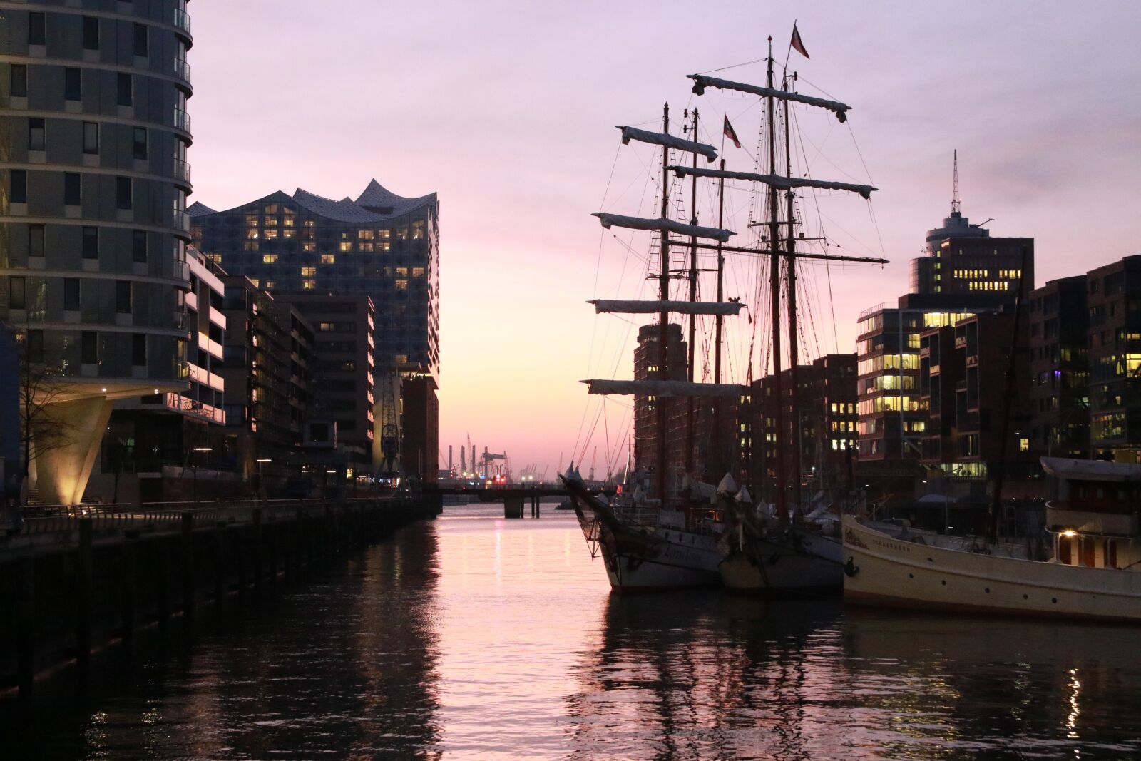 Canon EOS 7D Mark II sample photo. Port, hamburg, elbe photography