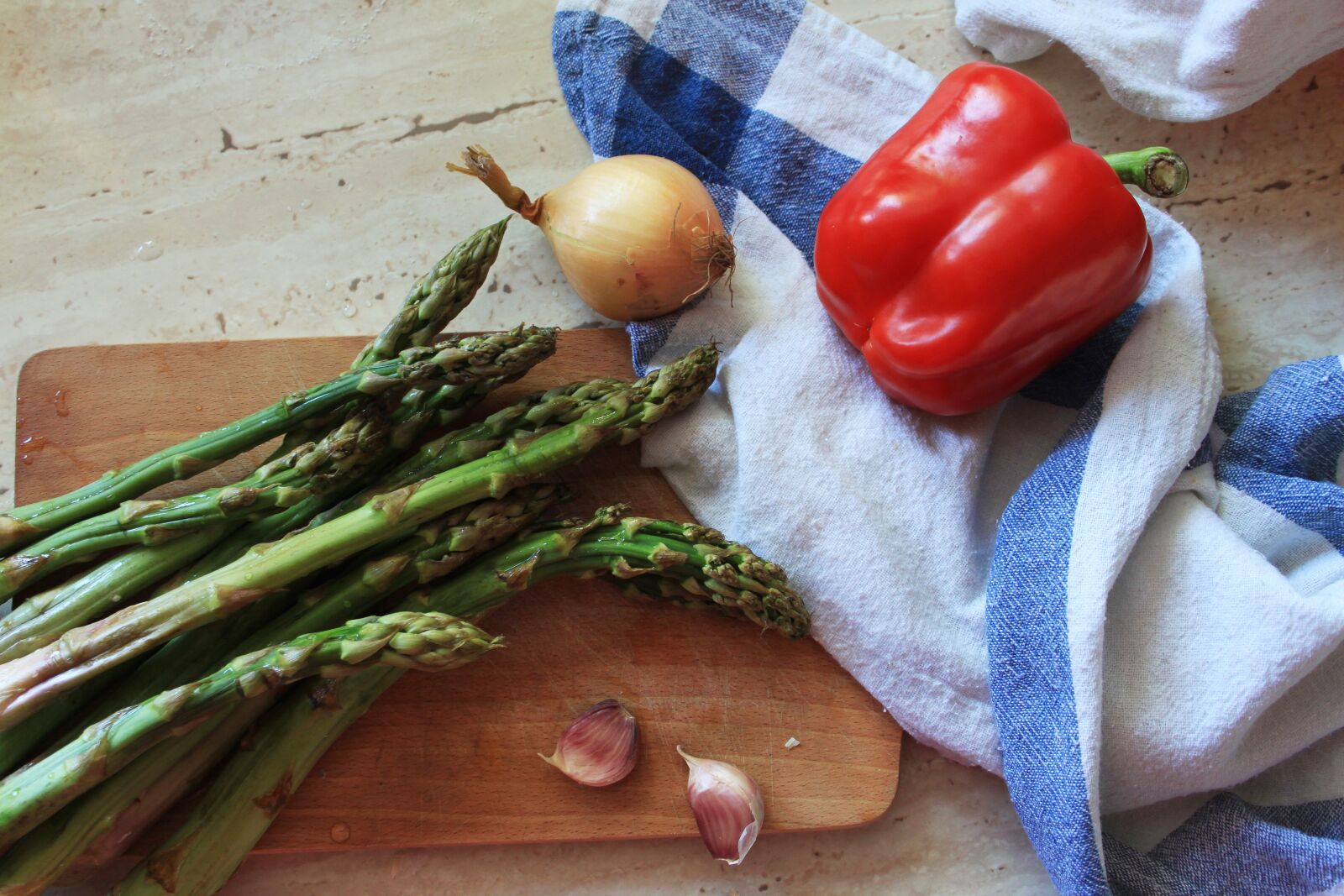 Canon EOS 500D (EOS Rebel T1i / EOS Kiss X3) sample photo. Eating, vegetable, wooden photography