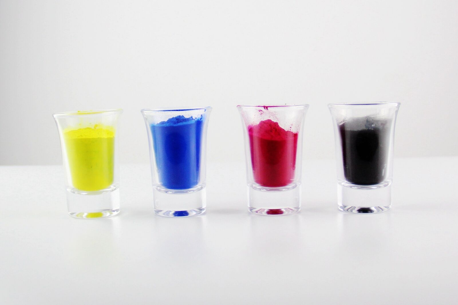 Canon EF-S 18-135mm F3.5-5.6 IS sample photo. Four-color, glass, powder photography