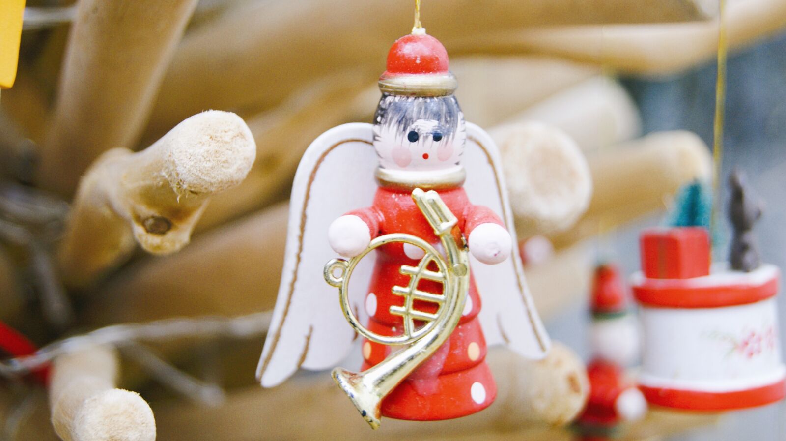 Sony Alpha DSLR-A290 sample photo. Christmas, gift, doll photography