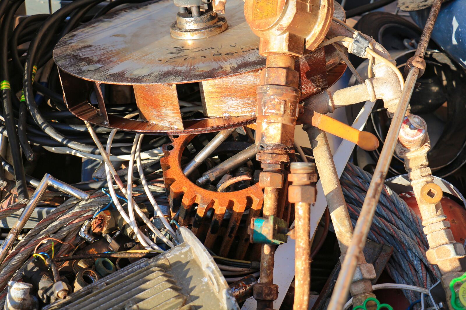 Canon EOS 700D (EOS Rebel T5i / EOS Kiss X7i) sample photo. Old, industry, scrap photography