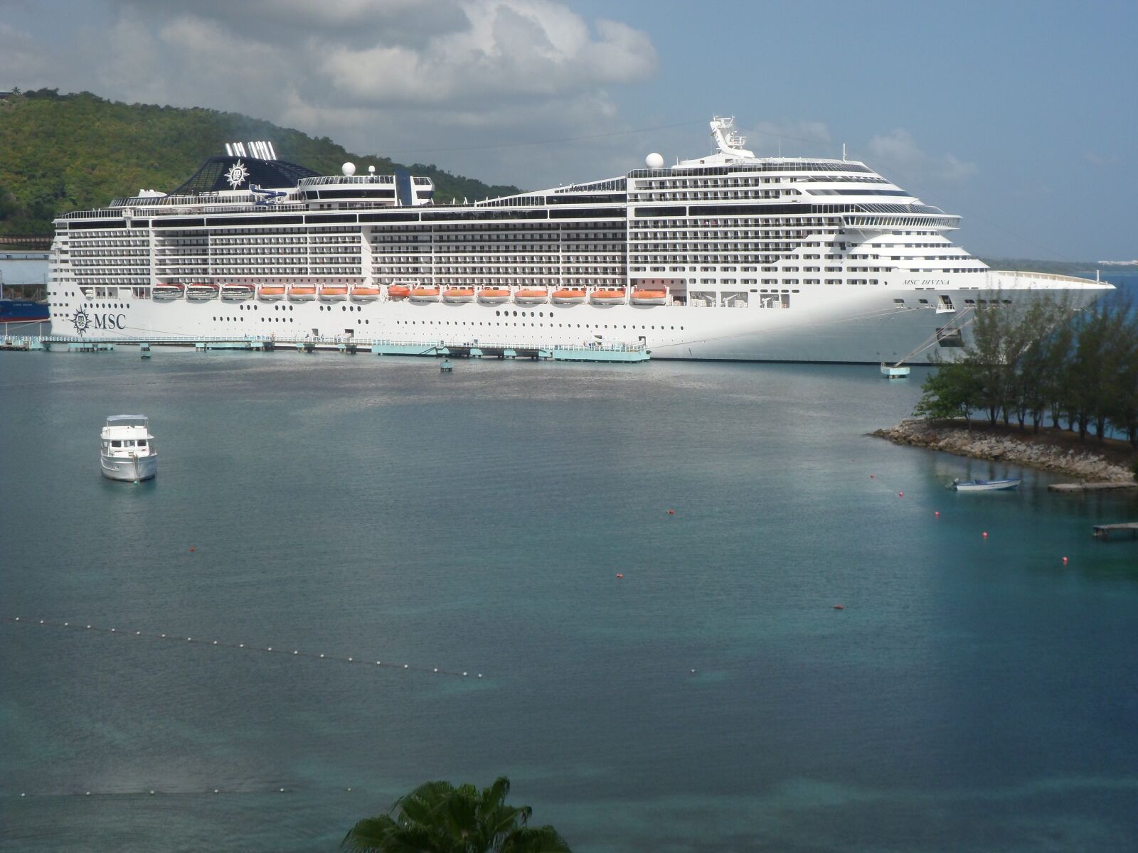 Samsung PL120,PL121 / VLUU PL120,PL121 sample photo. Jamaica, cruise ship, cruise photography