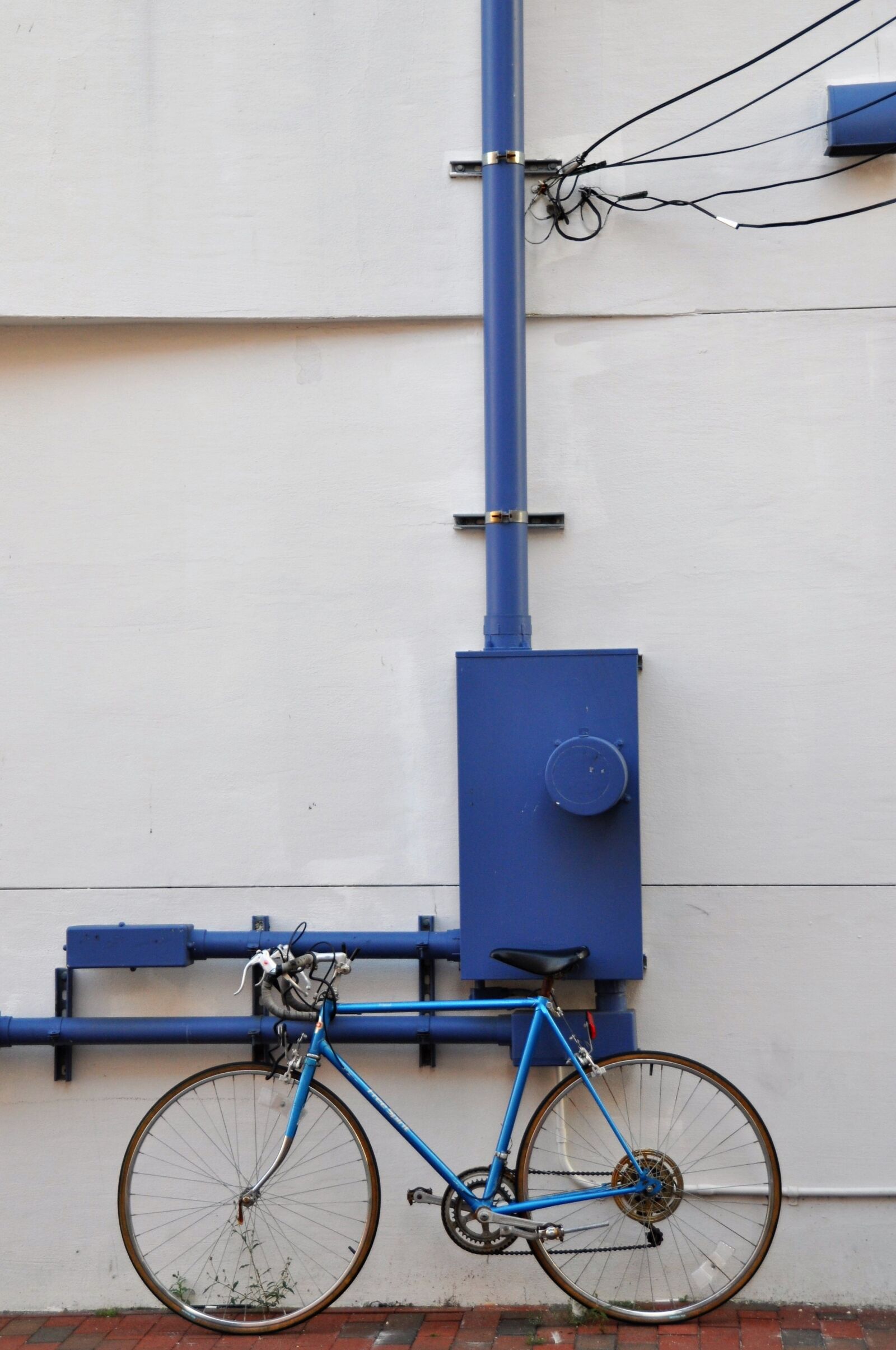 Nikon D5000 sample photo. Bike, hauswand, blue photography