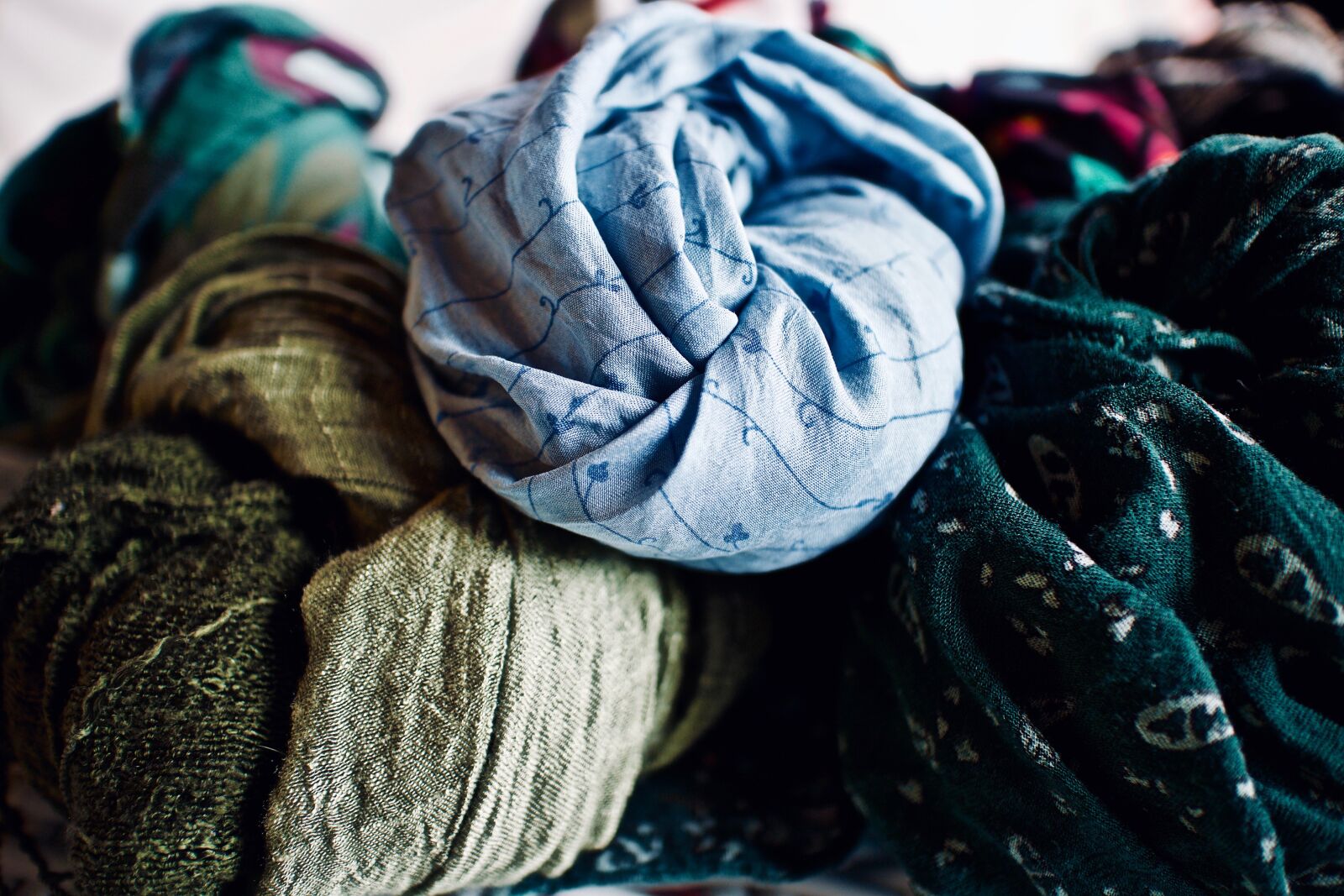 Canon EOS M + Canon EF-M 22mm F2 STM sample photo. Scarves, scarf, colors photography