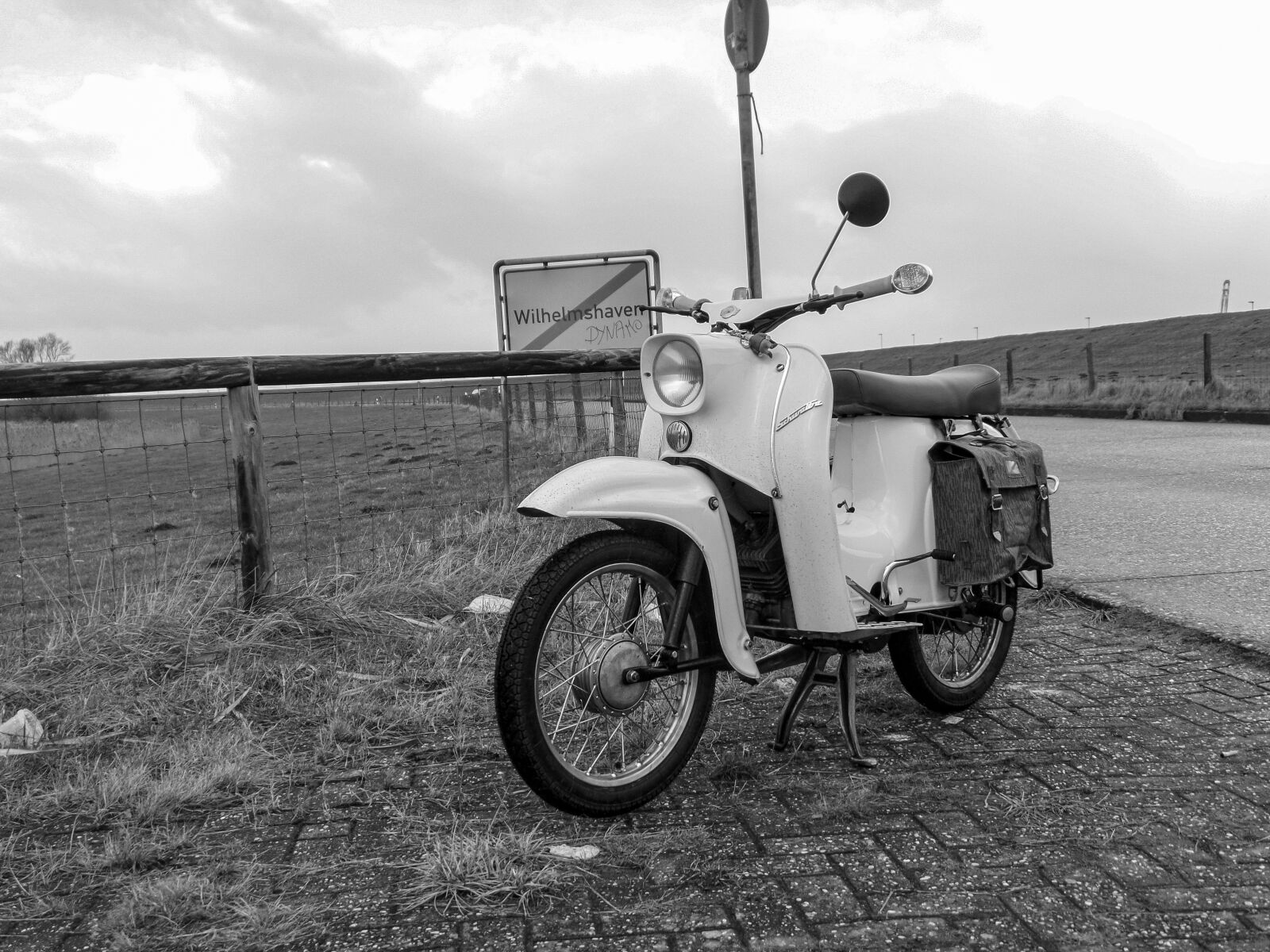 Samsung WB350F/WB351F/WB352F sample photo. Simson, schwalbe, ddr photography