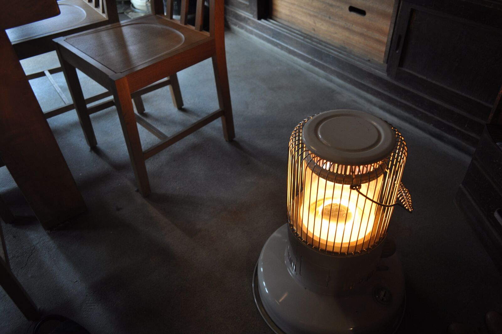 Nikon D5000 sample photo. Stove, winter, house,cafe photography