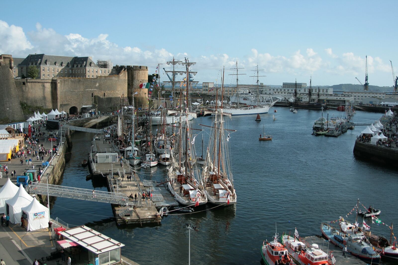 Canon EOS 400D (EOS Digital Rebel XTi / EOS Kiss Digital X) sample photo. Port, port of brest photography