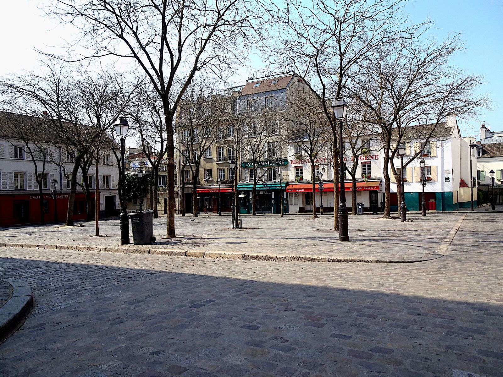 Sony Cyber-shot DSC-HX90V sample photo. Place du tertre, montmartre photography