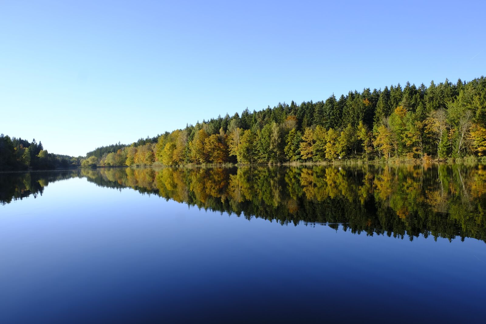 Fujifilm XF 18-55mm F2.8-4 R LM OIS sample photo. Lake, water, autumn photography