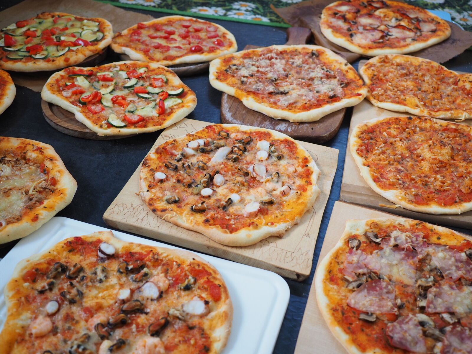 Olympus OM-D E-M1 + Olympus M.Zuiko Digital ED 12-40mm F2.8 Pro sample photo. Pizzas, bake, nutrition photography