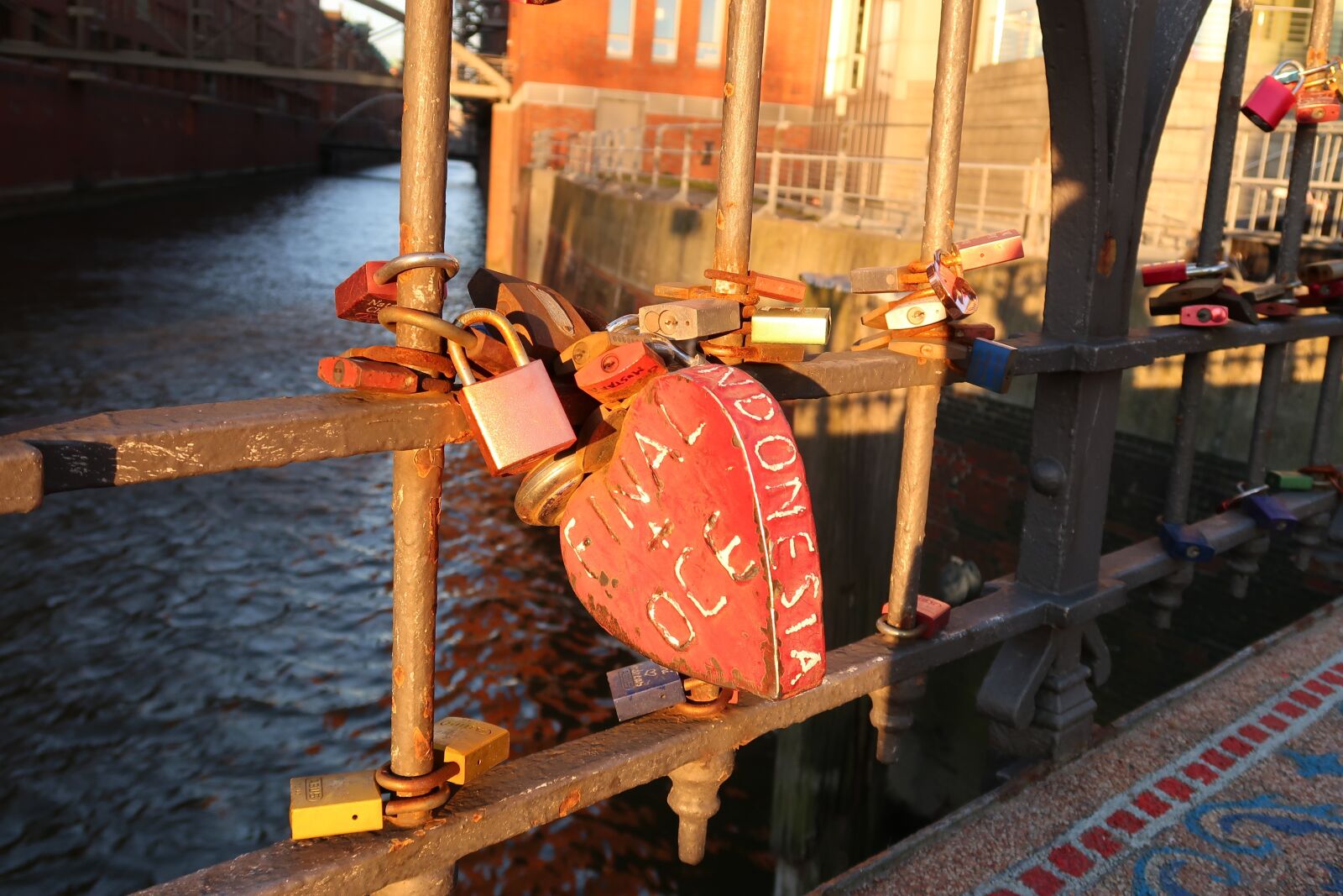 Canon PowerShot G7 X Mark II sample photo. Hamburg, lock, love photography