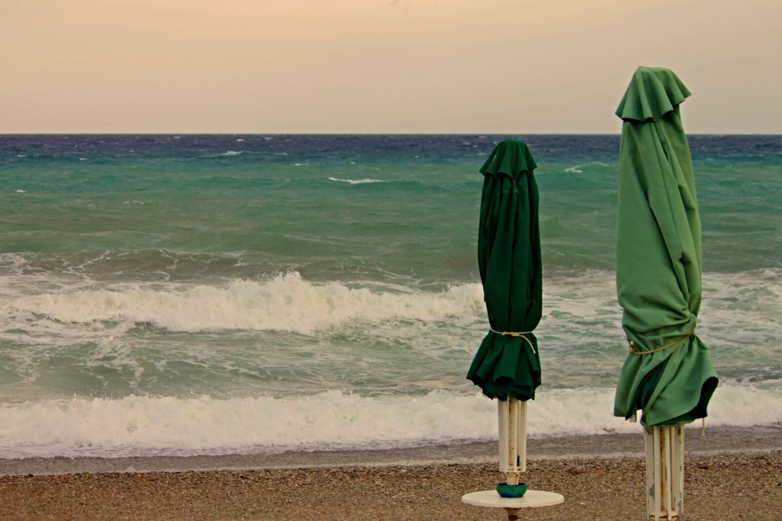 Canon EOS 1100D (EOS Rebel T3 / EOS Kiss X50) sample photo. Parasols, beach, closed photography
