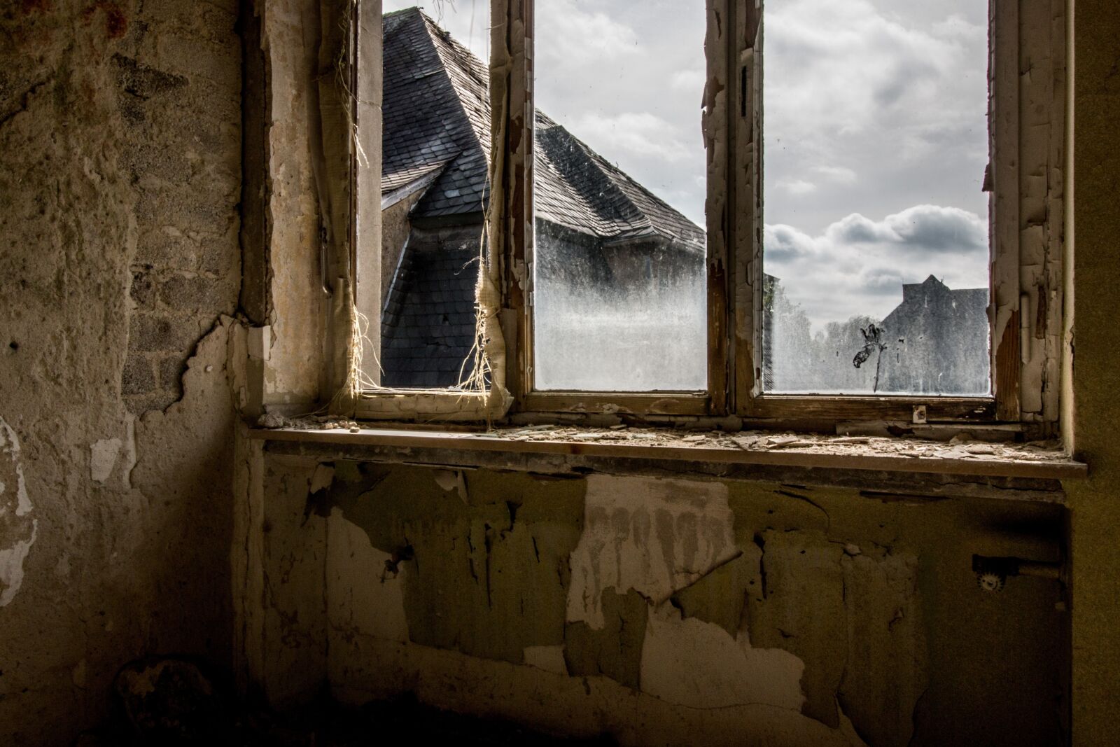 Canon EOS 70D sample photo. Window, broken glass, space photography