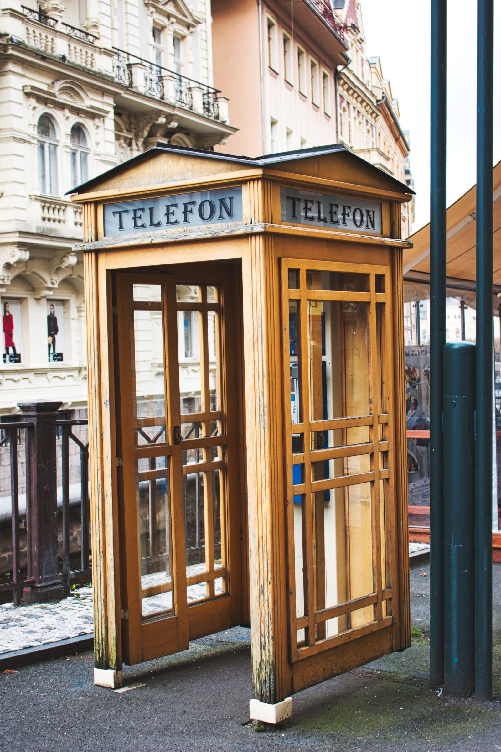 Canon EOS 70D sample photo. Karlovy vary, phone booth photography