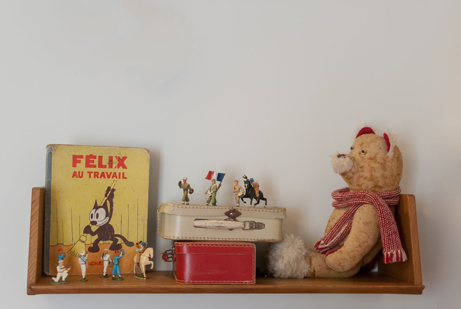 Nikon D80 sample photo. Shelf, book, peel photography