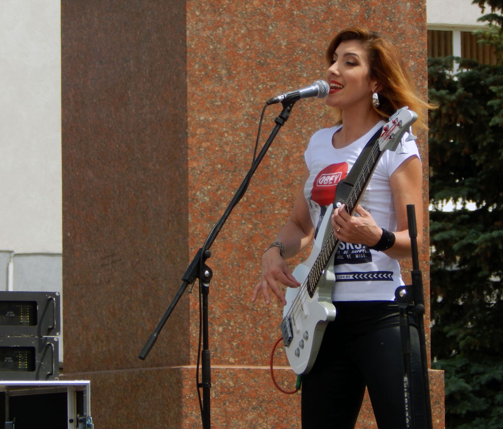 Nikon Coolpix L830 sample photo. Address by, singer, music photography