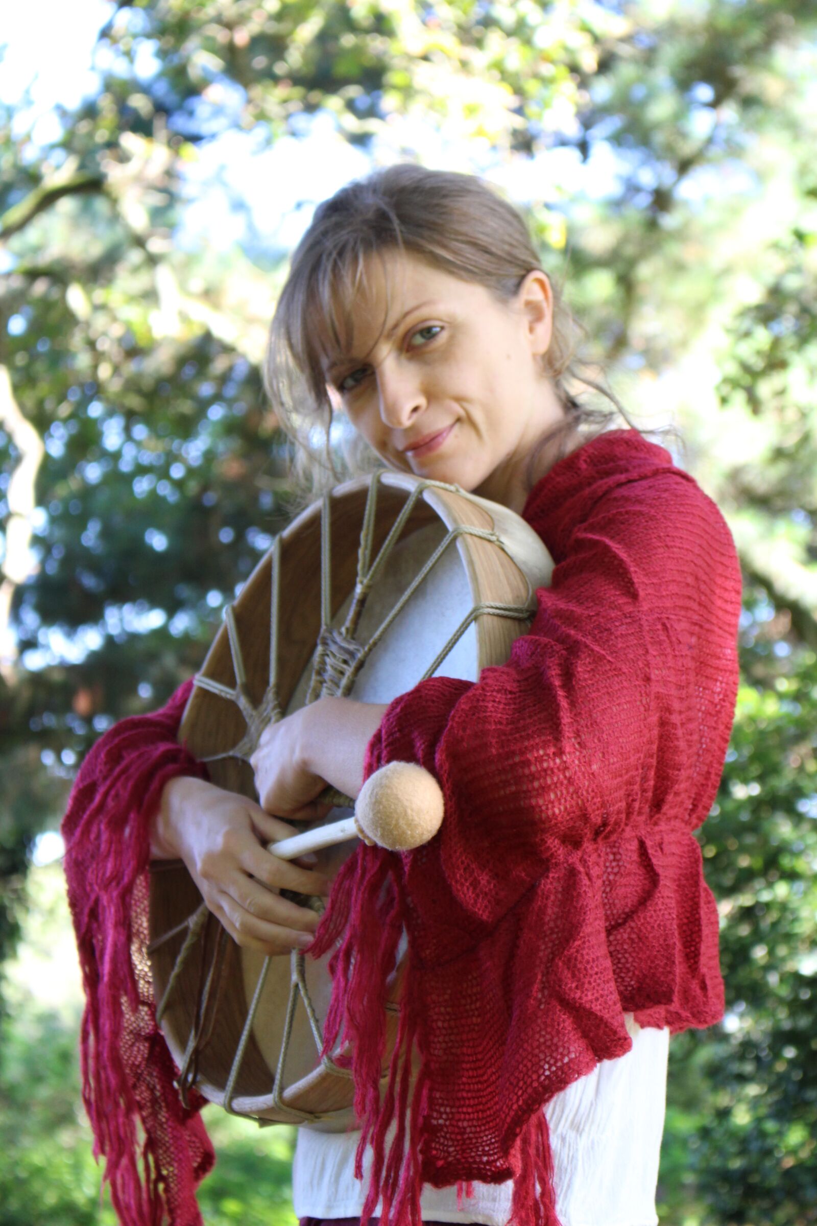 Canon EOS 100D (EOS Rebel SL1 / EOS Kiss X7) sample photo. Woman, drum, oak photography