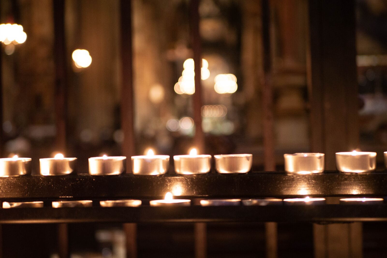 LUMIX G 25/F1.7 sample photo. Candle, church, prayer photography