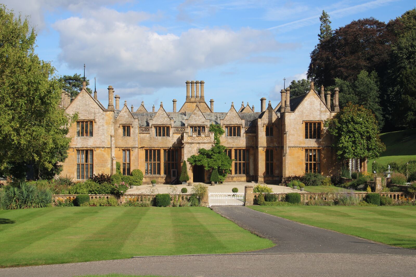 Canon EF-S 18-55mm F3.5-5.6 sample photo. Mansion, house, architecture photography