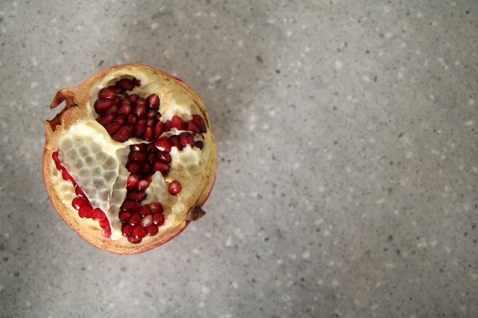 Tamron SP AF 17-50mm F2.8 XR Di II LD Aspherical (IF) sample photo. Pomegranate, background, fruit photography