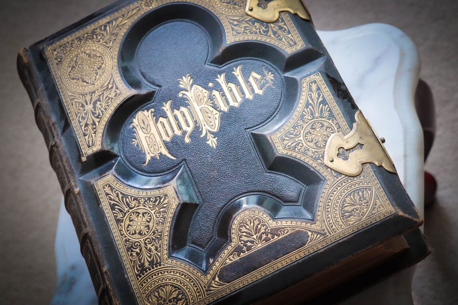 Canon EOS 77D (EOS 9000D / EOS 770D) sample photo. Bible, family bible, christian photography