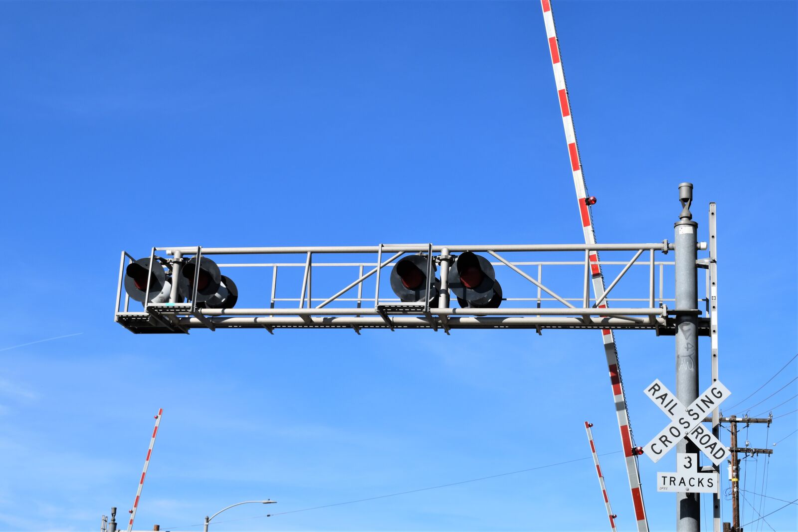Nikon D3500 sample photo. Railroad, sign, signal photography