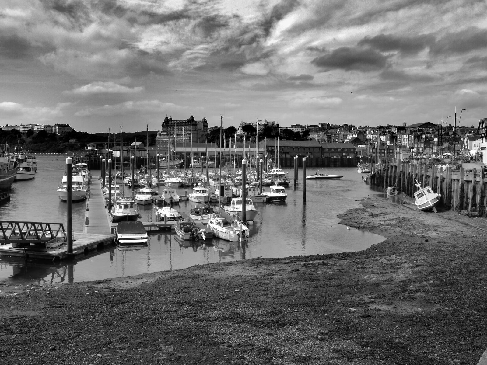 Olympus E-500 (EVOLT E-500) sample photo. Seascape, storm, harbour photography