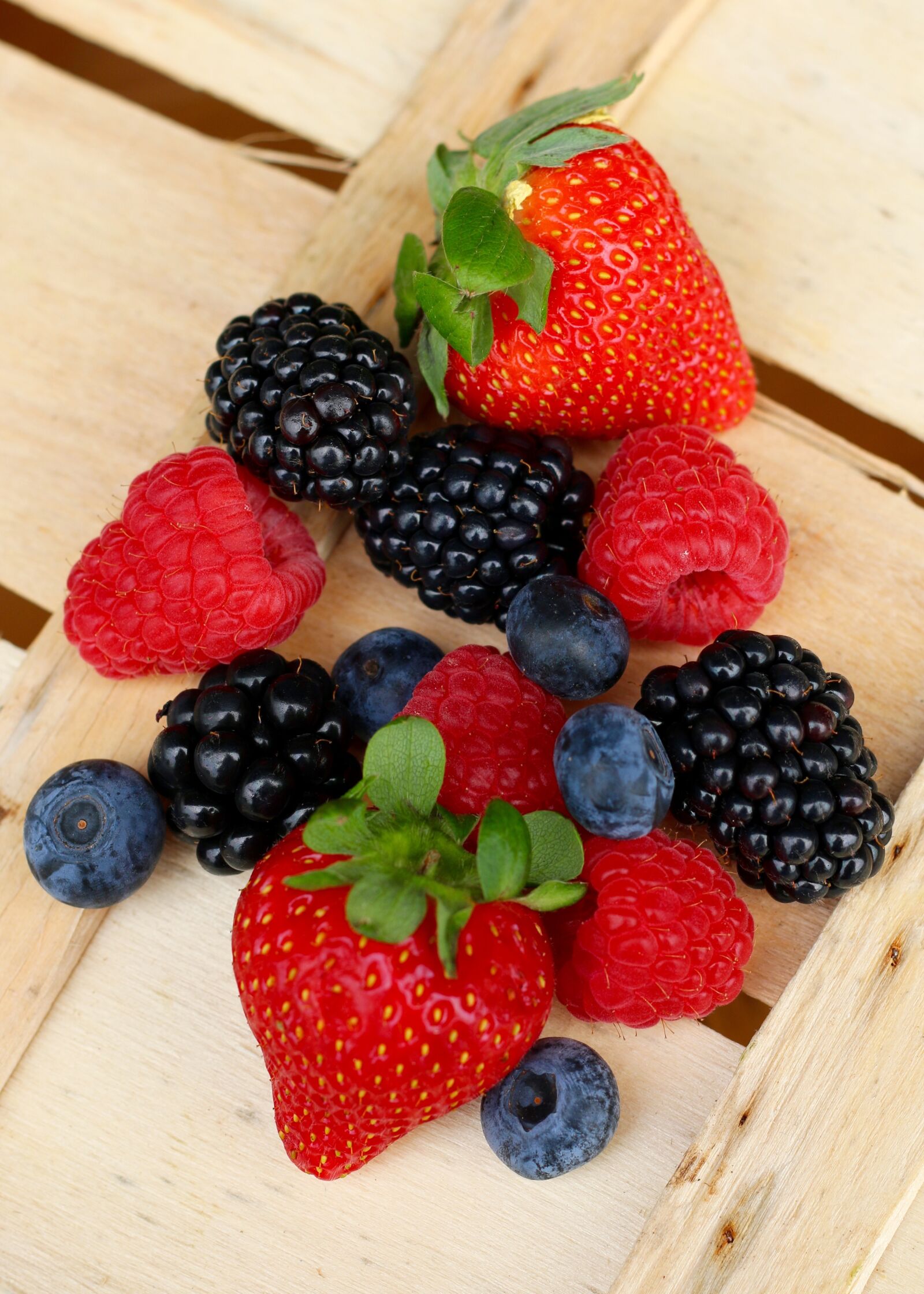 Canon EOS 70D + Canon EF 50mm F1.8 II sample photo. Summer fruits, strawberry, raspberry photography