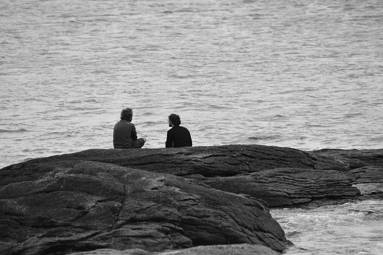 Nikon D5200 sample photo. Amis, discution, mer, noir photography