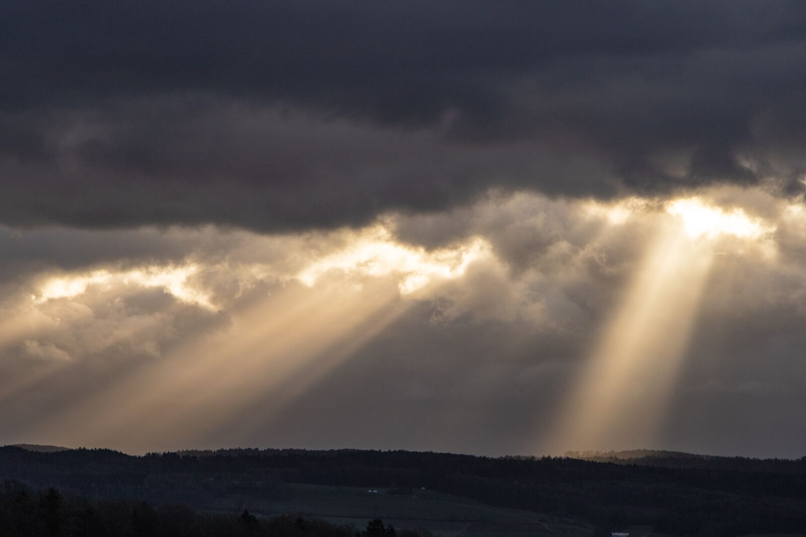 Canon EOS 6D Mark II sample photo. Sunbeam, clouds, dark photography